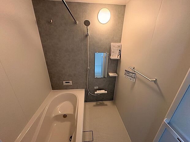 浴室乾燥機付きで、洗濯物も干せます。