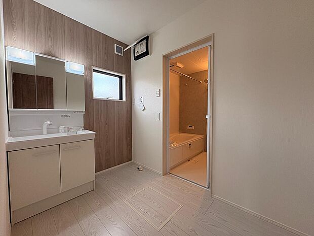 洗面室はアクセントクロスがおしゃれな印象的です。