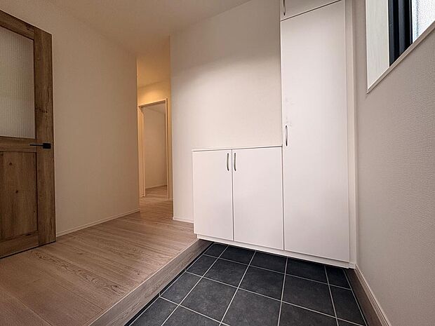 玄関右側には収納が充実しており、すっきりとした玄関が実現できます。