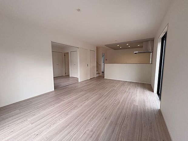 明るく白を基調としたリビングです。