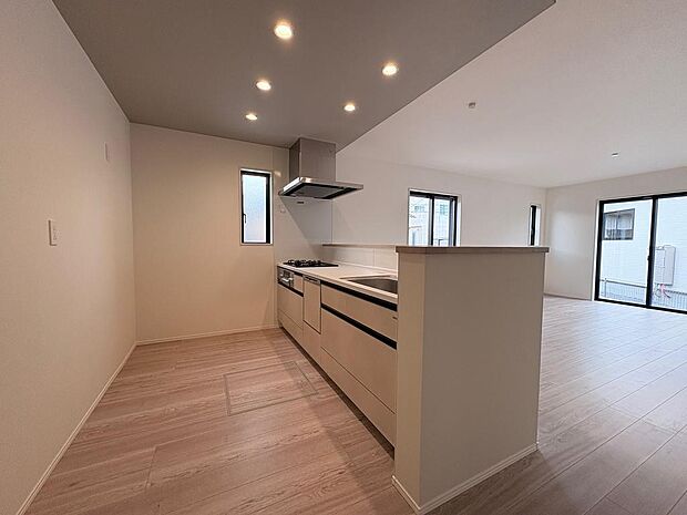 明るいキッチンでお料理も楽しくなりそうですね。