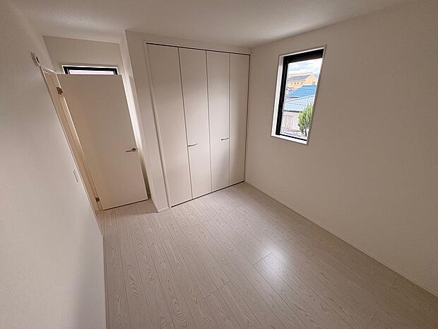 明るい洋室は子供部屋にもぴったりです