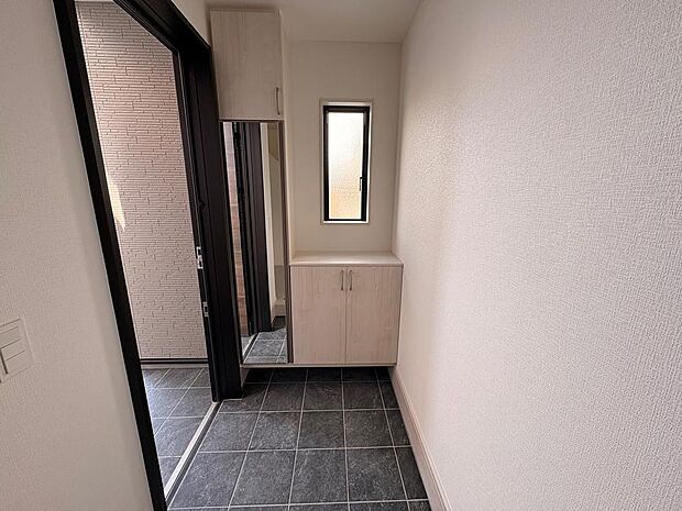 大きな鏡で準備も一層楽しく。シューズボックスは大容量でご家族の靴もすっきり収まります