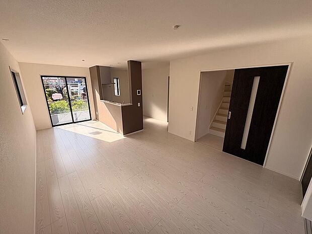 南東向きの明るいリビング。白を基調としたフローリングの色が窓からの光を反射し広く明るくみえる効果があります