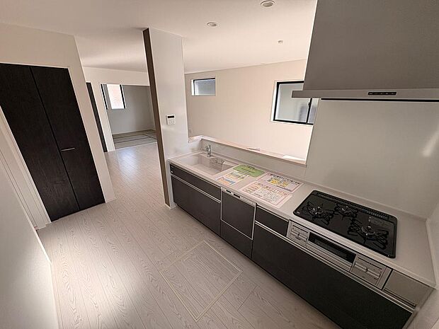 リビングで遊ぶお子様にも目が届く対面キッチン