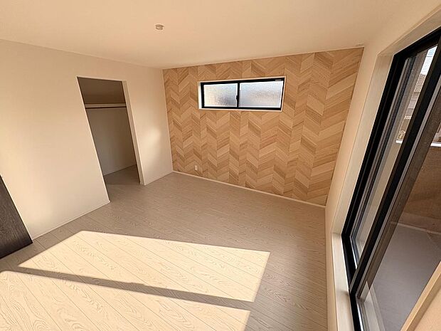 アクセントカラーの主寝室は観葉植物やアートを飾るとホテルライクなお部屋になります