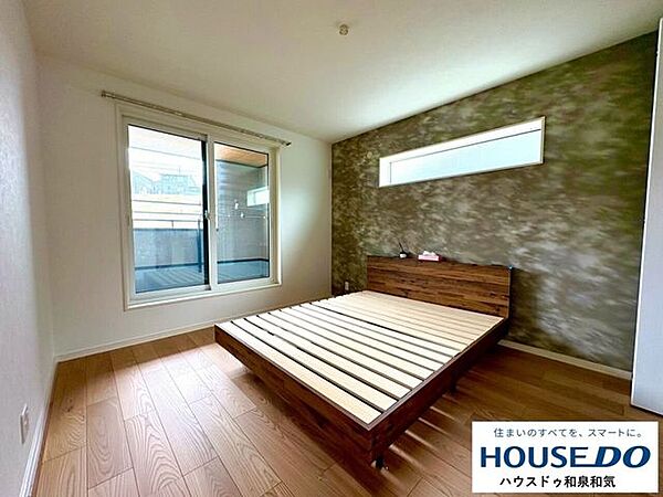 上部の窓から自然光を取り入れた明るいお部屋です