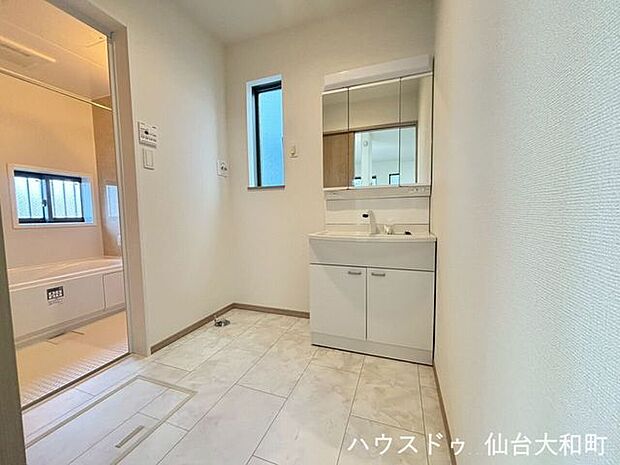 三面鏡付き洗面台は、収納力も兼ね備えた実用的な仕様です