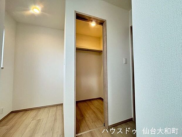 収納力に優れたウォークインクローゼット♪