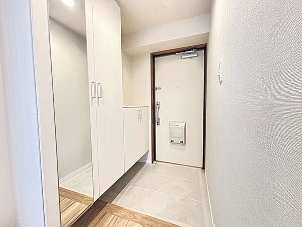 お出かけ前に便利な鏡がある玄関スペース