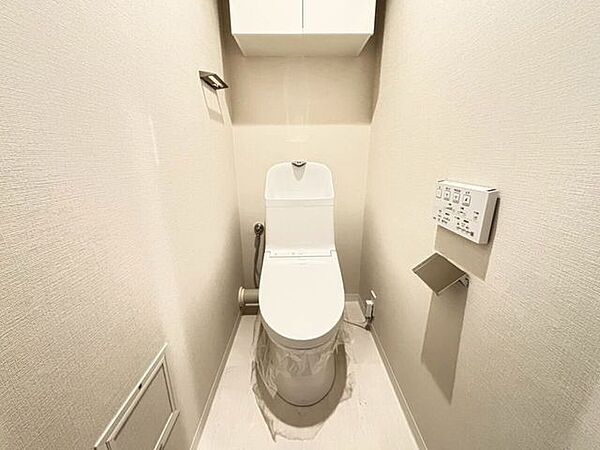 吊り戸収納付きで、すっきり片付くトイレ