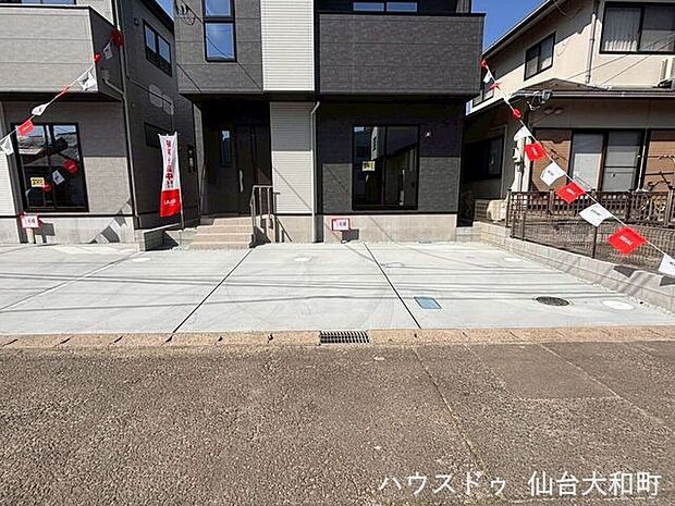 並列2台停めてもゆとりのある駐車スペース