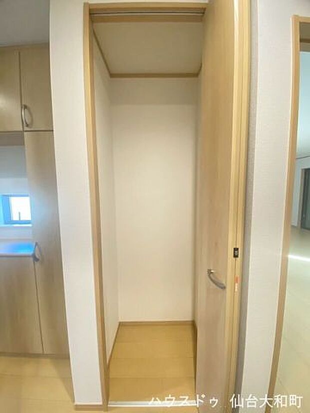 【収納】玄関をあがり廊下部分に設置された収納は、コート類を置くのにも◎