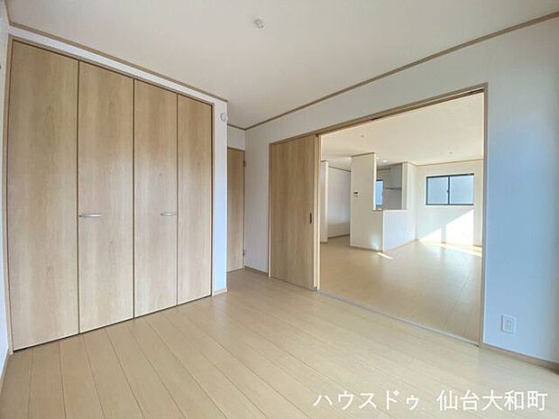 【洋室】5.25帖　リビングに隣接していて、扉を開けると20帖超えの広々空間に