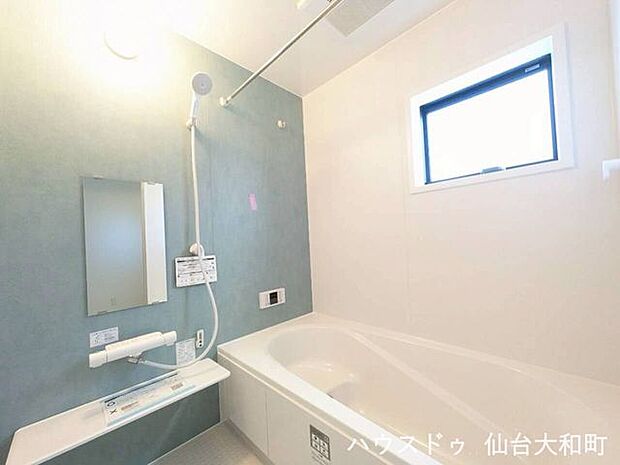 窓付きで換気しやすく、明るい浴室♪