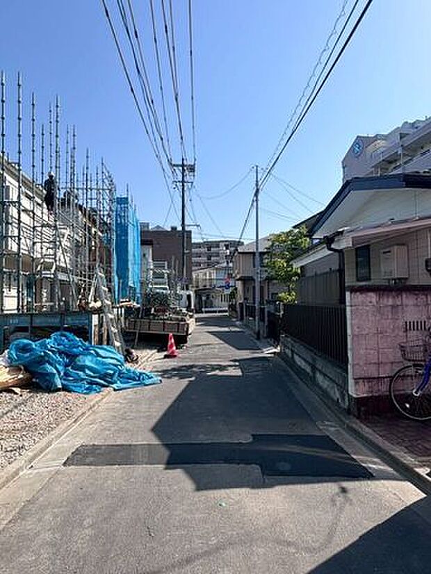 前面道路含む外観写真