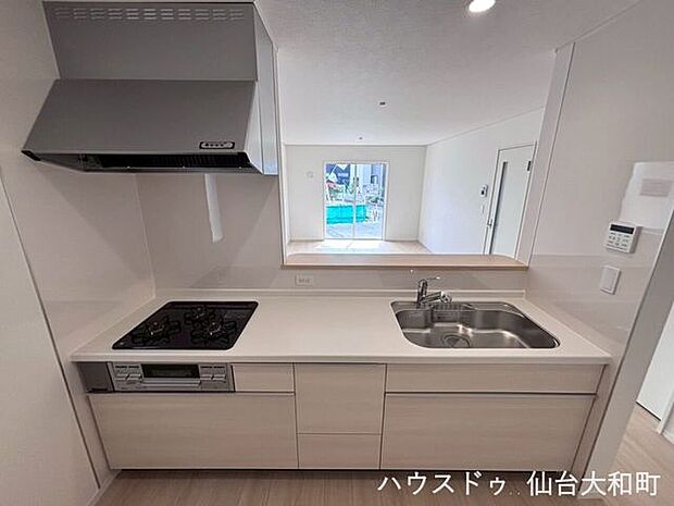 対面式のシステムキッチンなら、お料理しながらお子様の様子が見えて安心です+＊