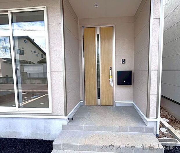 採光窓付きの玄関ドア