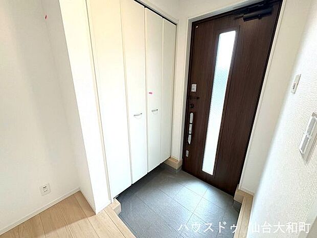 雨風をしのげる玄関は、人感センサーライトになっています+*
