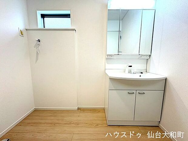 鏡の裏面は大容量の収納スペース♪歯ブラシやシェーバーなど、生活感の出るものは隠す収納が◎