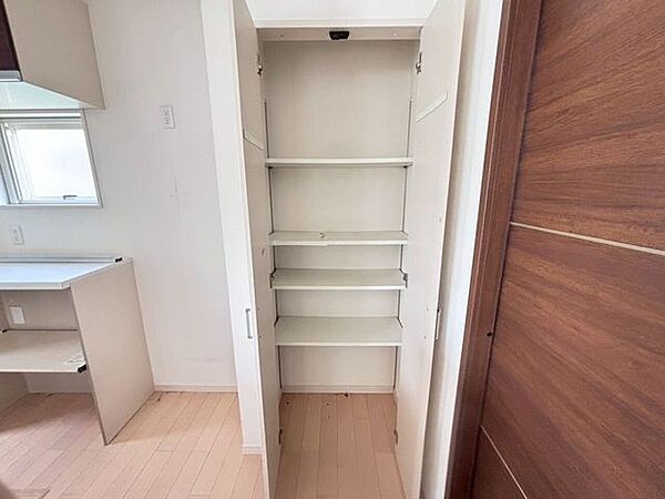 キッチン横には、日用品などストックしておくことができる嬉しいパントリーがあります