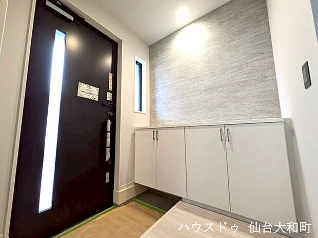 玄関には採光用の小窓があり、光が差し込む明るい空間☆