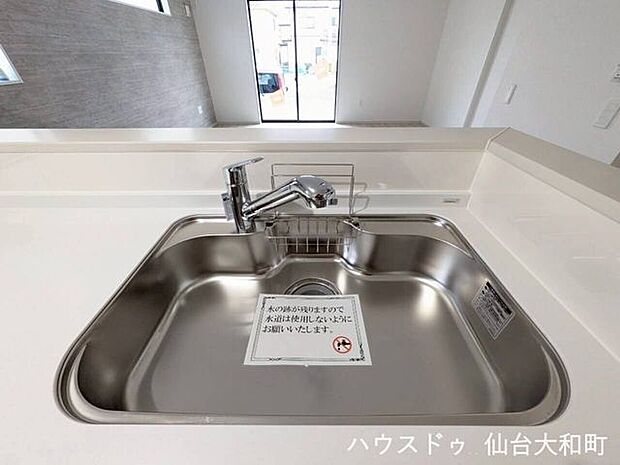 大きいシンクで、調理と片付けが同時にしやすくなっています