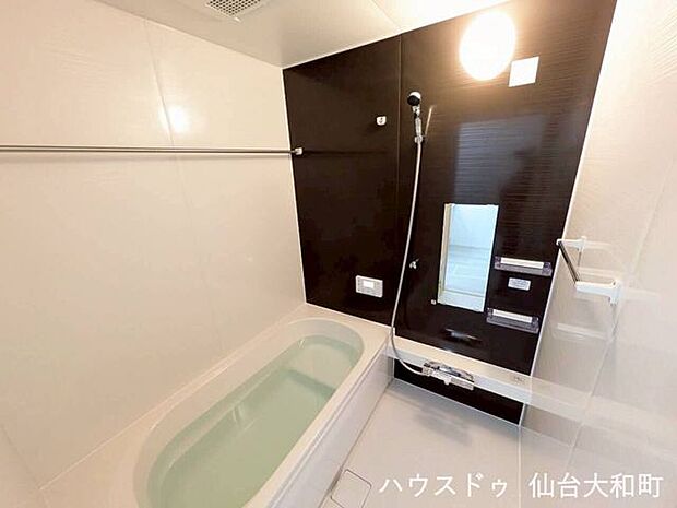 浴室はゆったり入れるサイズで、毎日の入浴が快適です