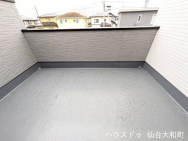 広々としたバルコニーで、洗濯物干しやちょっとしたリラックスタイムもゆったり楽しめます