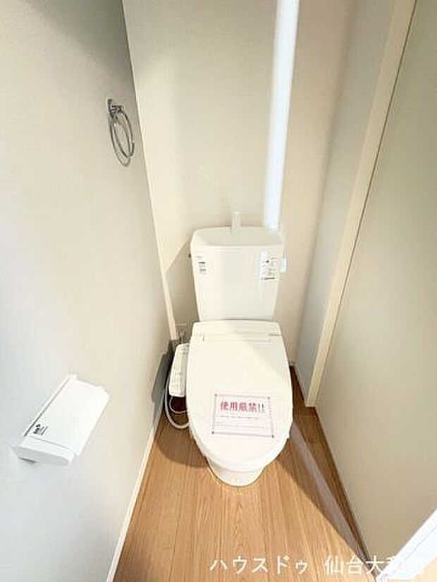 シンプルで清潔感のあるデザインのトイレ空間