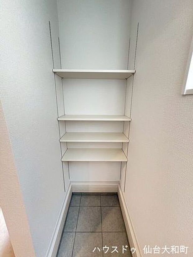 靴はもちろん、ベビーカーやアウトドア用品なども収納でき、玄関をすっきり保てます。