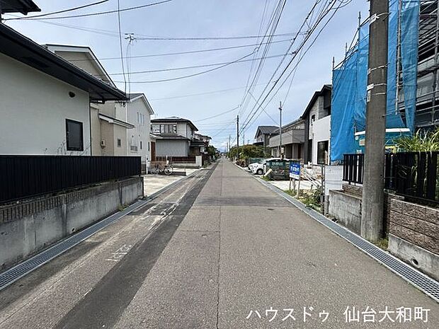前面道路含む現地写真　舗装された道路は、通学時にも安心ですね+＊