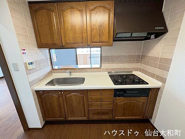 木目調で統一された、上質感あるシステムキッチン