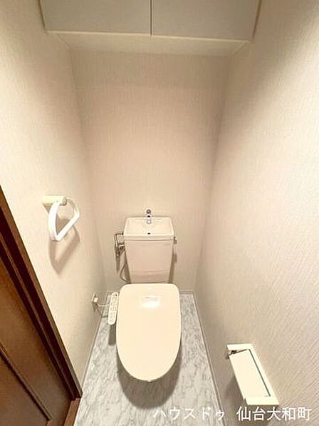 吊り戸収納付きで、すっきり片付くトイレ