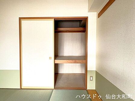 和室に嬉しい、収納力に優れた押し入れを完備