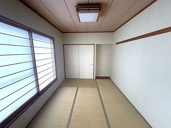 リビング続きの和室は、お子様の遊び場や来客時にも重宝するスペースです♪