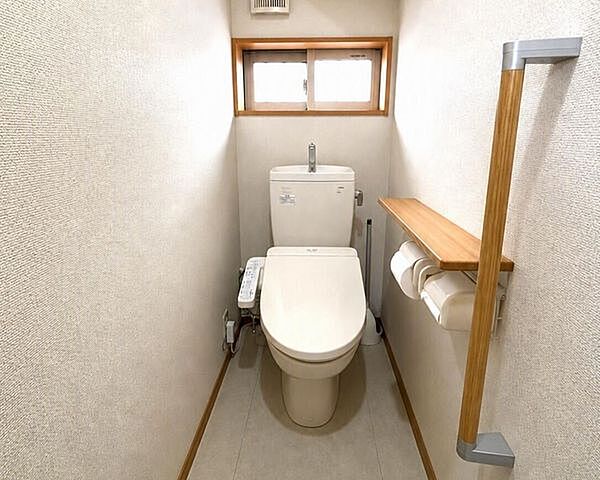 温水洗浄シャワー付きのトイレでいつでも快適に（一部CG加工を施しております）