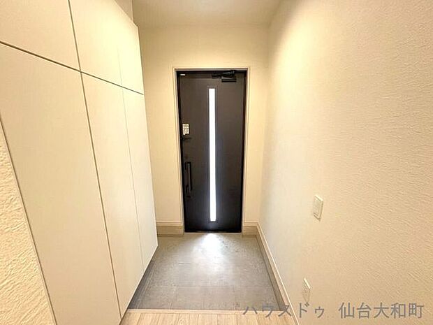 採光窓付きで明るい玄関