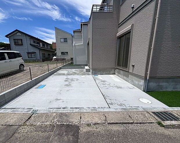 車種によりますが、並列2台駐車可能なカースペースを確保♪