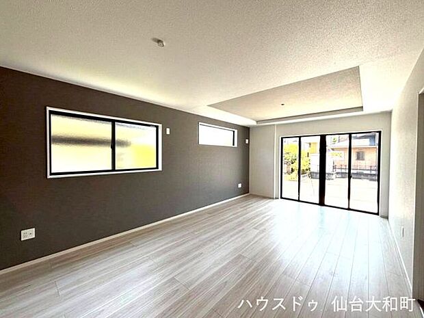 家族が集う場所は、大きな窓から自然光もたっぷり入ります+*