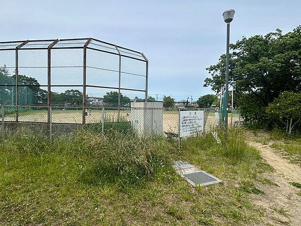 鶴ケ谷四丁目東公園 270m