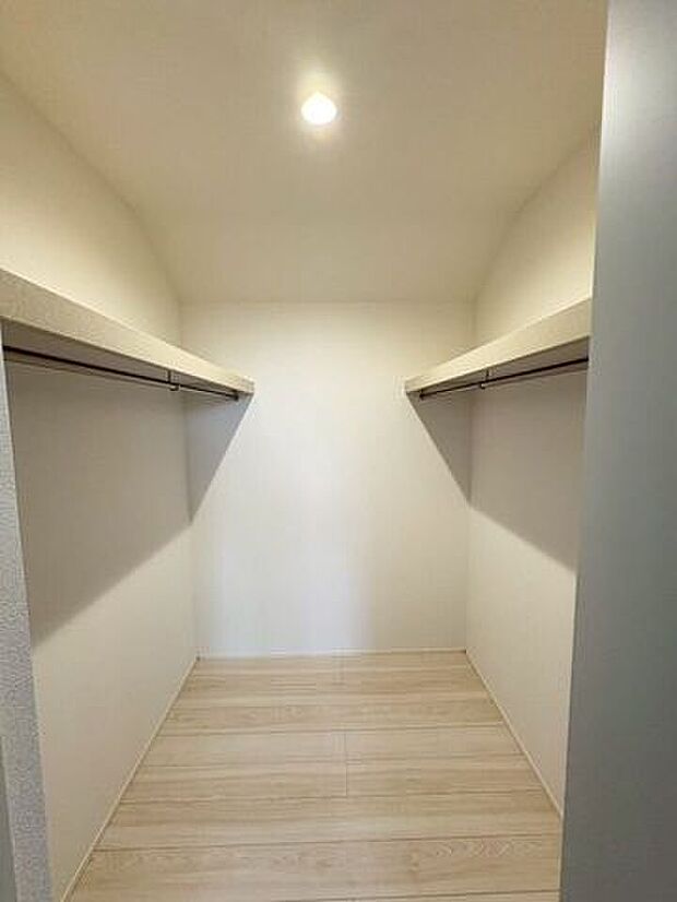 季節物もまとめて収納できるウォークインクローゼット