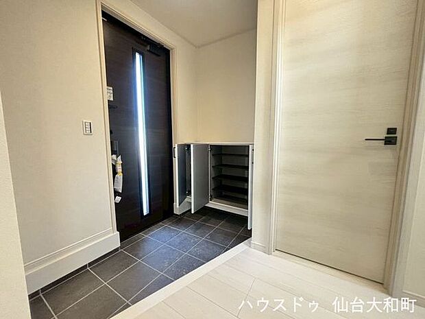 採光窓から光が差し込む玄関は、家族の靴もすっきり収まる収納が備わっています