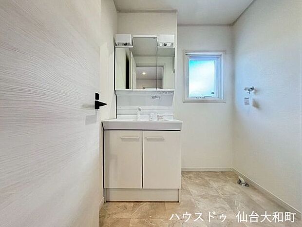 収納付きの洗面台が設置されており、洗面用品もすっきり整理可能♪