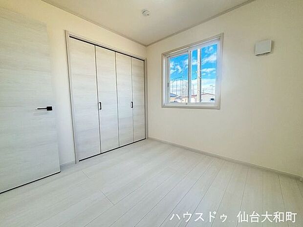 収納付きの洋室は、家具の配置もしやすく、暮らしに合わせた使い方が可能♪