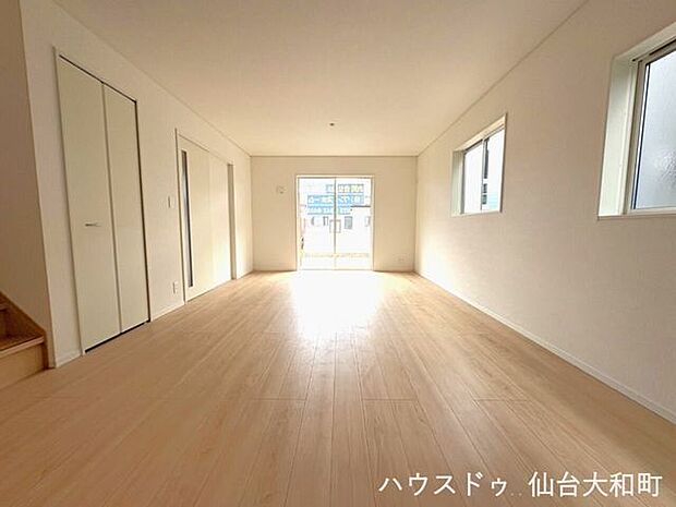 窓をたっぷりと設けたリビングは、自然光が心地よい空間になりました+*