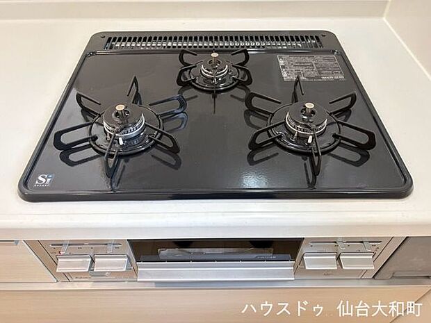 お手入れのしやすいガラストップの三口ガスコンロ