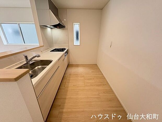 カップボードを置いても、大人二人が余裕で作業できるキッチンスペース+*