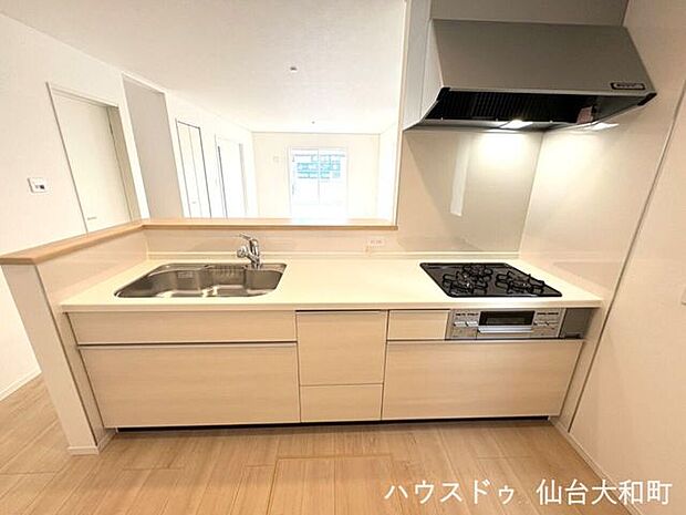 優しいカラーリングのシステムキッチンです+*