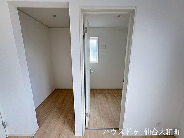 扉で仕切られた『テレワークルーム』ですが、趣味部屋にして楽しむのも◎